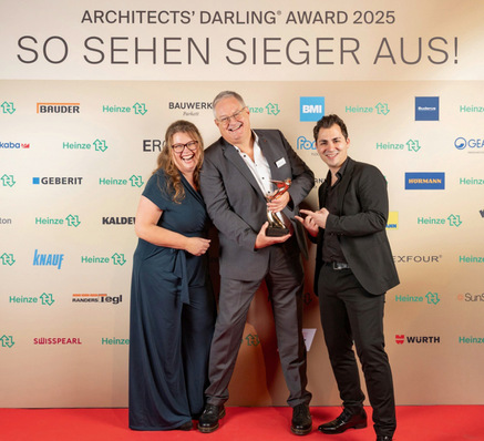 Grund zu feiern haben Michaela Dörle, Christoph Schmidt und Yannick de ­Beauregard, denn Kalzip holte beim Architects’ Darling Award erstmals Gold