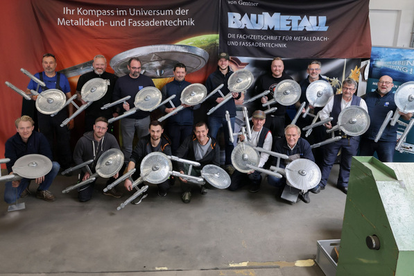 Glückliche Teilnehmer und die beiden Trainer des  BAUMETALL-Workshops "Raumschiffe löten"