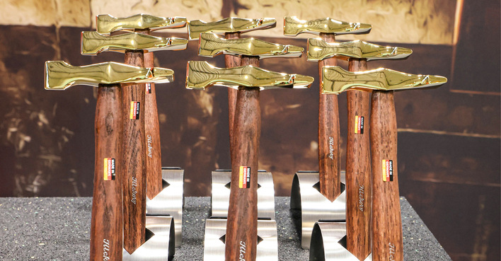 Warten auf die Preisträger: die vergoldeten Kreuzschweifhämmer aus dem Hause Picard in bogenförmigen Hammerständern aus Edelstahl