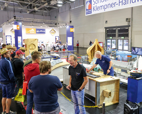 Ausbilder Arno Fell informiert Messebesucher des Workspace der Spengler-Meisterschule Würzburg