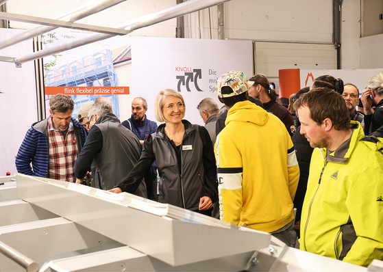 Susanne Schurr informiert Messe-Fachbesucher über die mobile Spenglerei von K.N.O.L.L