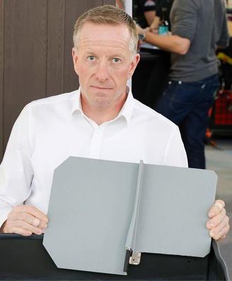 Clemens ­Neumeister ­informiert über die ­Vorteile des QCC-­Beschichtungssystems