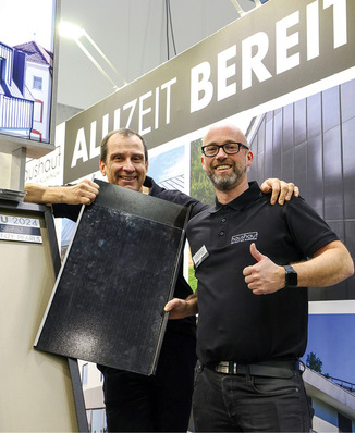 Andreas Palli und ­Ronny Kossmann-Schronen ­informieren über Alu­systeme von Haushaut