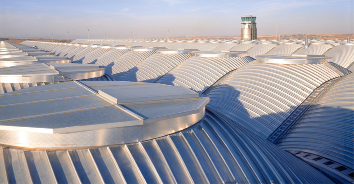 Das Kalzip-Dach des Terminals 4 am Flughafen Madrid-Barajas besticht durch die weitläufige Wellenform auf über 150 000 m²