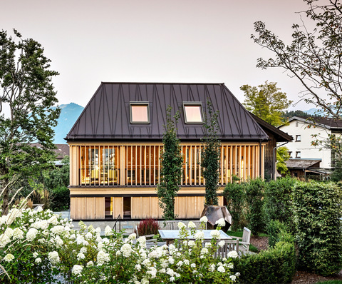 Natur verschmilzt mit Naturbaustoffen und Aluminium von Prefa