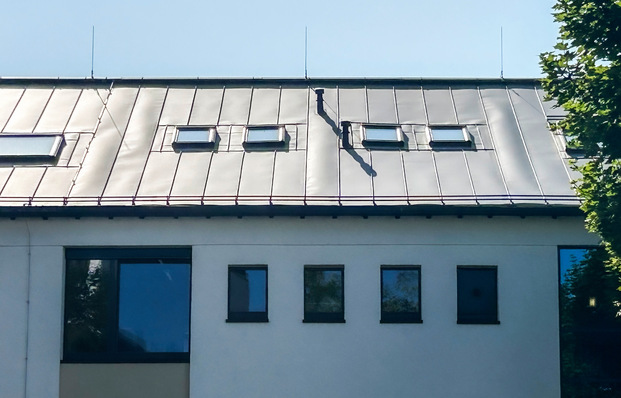 Deutlich sichtbare Aufwölbungen einzelner Scharen bei direkter Sonneneinstrahlung