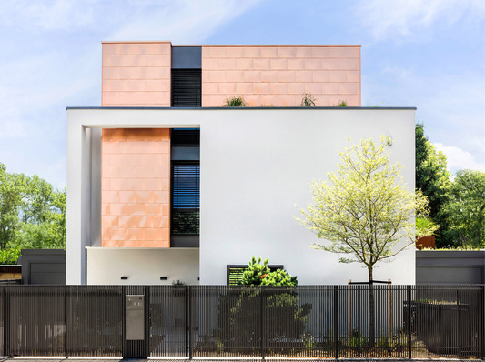 Beeindruckender Baukörper: Der Kupfer-Kubus wirkt wie in den Putzbau hineingestellt