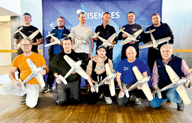 Zufriedene Workshopper mit ihren fliegenden Kisten