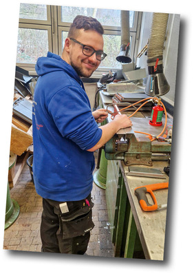 Blick in die Lehrwerkstatt: Nachwuchsklempnerinnen und -klempner beim Herstellen eines Rinnenkessels aus Kupfer