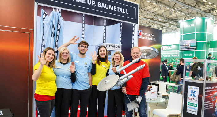Bestens gelaunt: das BAUMETALL-Messeteam und Raumschiff-Löter Friedrich Reinbold mit dem Spenglerraumschiff