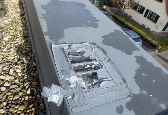 Zerstörung einer Dachrandabdeckung durch ständige Feuchtigkeitseinwirkung unter Luftabschluss