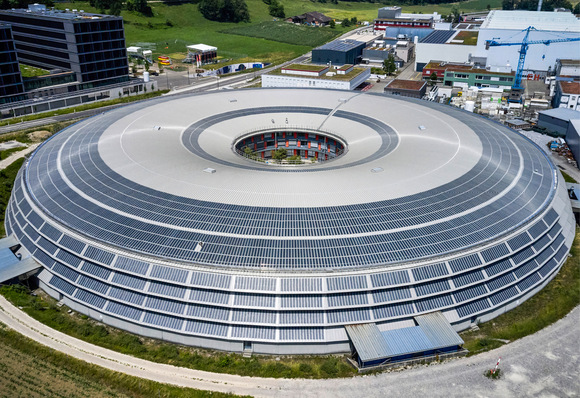 Die Solarzellen sorgen nicht nur für Energie: Dank besonderer Technologie lassen sie sich auch aufheizen, um winterliche Schneefälle einfach wegzuschmelzen