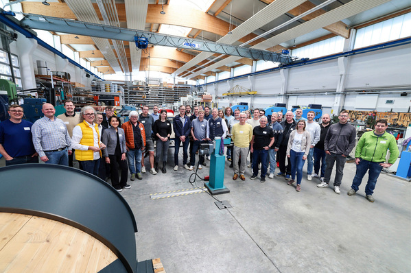 Gastgeber und Baumetaller in der Krehle-Fertigungshalle