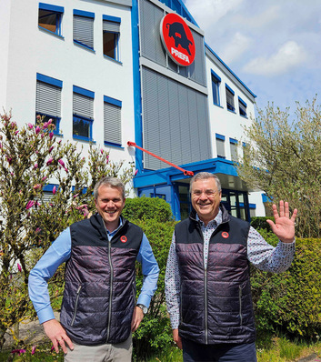 Tobias Götz und Karsten Köhler vor dem Prefa-Standort Wasungen