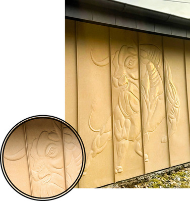 Das großformatige Relief erstreckt sich über mehrere Winkelfalzscharen