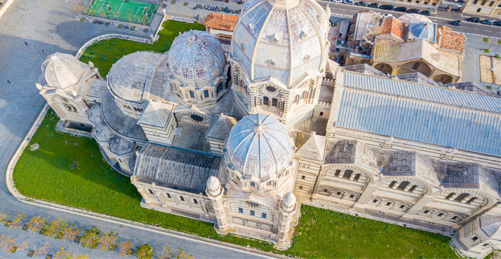 Im ersten von drei Restaurationsabschnitten wurde das Kirchenschiff der Kathedrale Sainte-Marie Majeure de Marseille neu mit Walzblei von Röhr+Stolberg ­eingedeckt. Dabei wurde das alte Blei nach Krefeld transportiert, eingeschmolzen und wieder zu neuen Scharen geformt