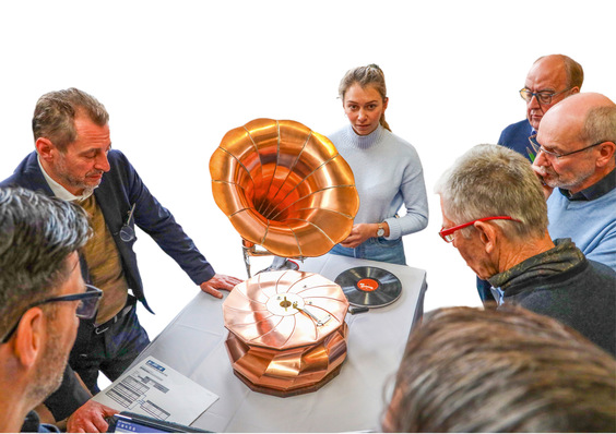 Mit viel Leidenschaft und über 122 000 Followern auf Instagram wirbt Spenglermeisterin Jennifer Konsek auf Instagram für ihr Handwerk. Das Prüfungsobjekt der Münchnerin schaffte es in die Endrunde der „Meisterstücke des Jahres“, wo es von der  Wettbewerbsjury mit dem Goldenen Kreuzschweifhammer ausgezeichnet wurde (unten)