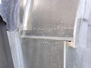 Gefalzt, genietet, drangepappt: Die Walzbleiabdeckung links erinnert fatal an einen vergessenen Putzlappen. Die Öffnung rechts im Bild sorgt stets für frisches Wasser in der Gaube und damit für lustige kleine Pilze in der Holzkonstruktion.
