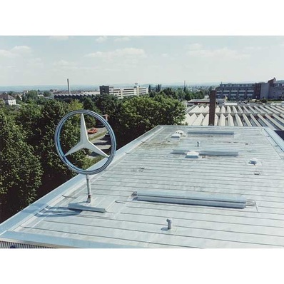 Ergänzend zum Artikel aus BAUMETALL 5/2009 , Seite 38 ff., werden konstruktive Hinweise gegeben und die Themen Dachentwässerung, Dachzubehör sowie Blitzschutz und Brandschutz behandelt. Darüber hinaus vermitteln weitere Fotos technische Details — etwa bei der Variante rollnahtgeschweißte Winkelfalztechnik