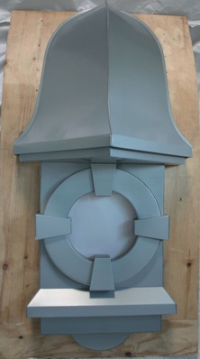 01 OrnamentfensterVerziertes Rundfenster mit geschwungenem Dach Material: Titanzink, vorbewittert Verbindung: Falztechnik