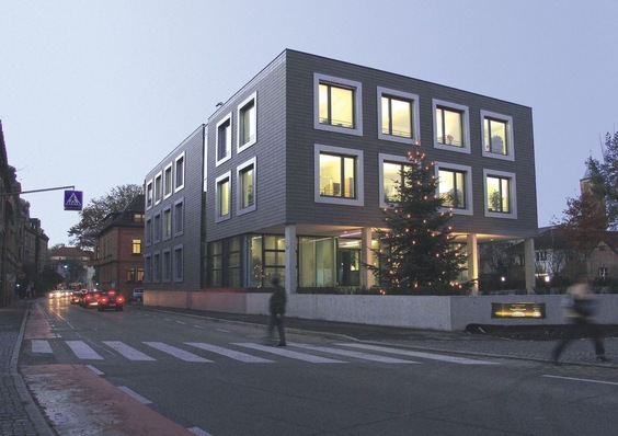 Kontrastreich: Die Tonziegelfassade eines Göppinger Geschäftshauses profitiert durch integrierte Fensterumrandungen aus Aluminium
