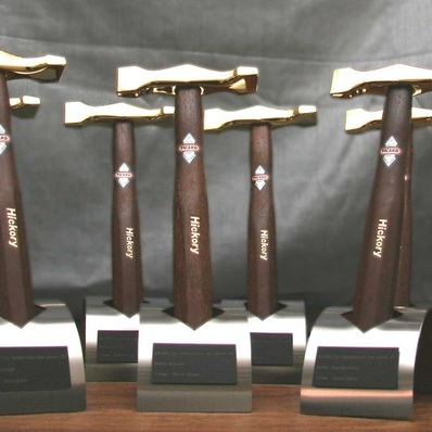 Goldene Kreuzschweifhämmer als Trophäe für die Preisträger