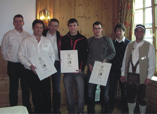 Der bayerische Ministerpräsident brachte in einer schriftlichen Gratu­lation seine Anerkennung zum Ausdruck und wünschte den Preisträgern viel Freude und Erfolg im Beruf. Überreicht wurden die Urkunden, ein Spengler-Sachbuch sowie die Geldpreise von den Vorsitzenden Günter Klaus (li.) und Werner Fünfer (re.)
