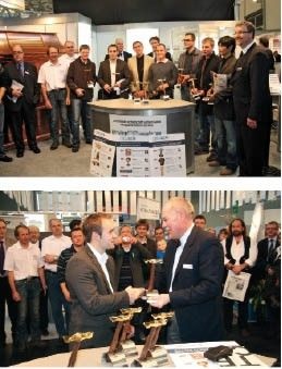 1 Anlässlich der Preisverleihung auf der Dach und Holz 2010 in Köln... 2...überreicht Hermann Kerting (KME) Simon Altvater (li.) die begehrte Trophäe