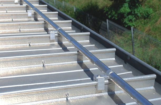 Schneefanganlage auf einem Aluminium-Profiltafel-Dach