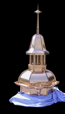 1 Turm-ModellSechsteiliger Grundkörper mit geschwungenem Turm, Turmhelm, halbrunder Rinne und segmentierter Rinnenerweiterung Material: Kupfer, walzblank Verarbeitung: Stehfalz und Löttechnik