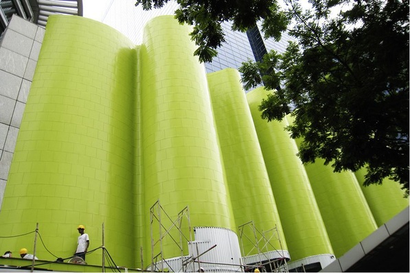 Mit spektakulären Projekten wie der neongrünen Aluminiumfassade am Novena Square begeistern Karl Seuffert und das Spezialistenteam seines Singapurer Fachbetriebs Sheet Metal International Systems Pte. Ltd. die Fachwelt