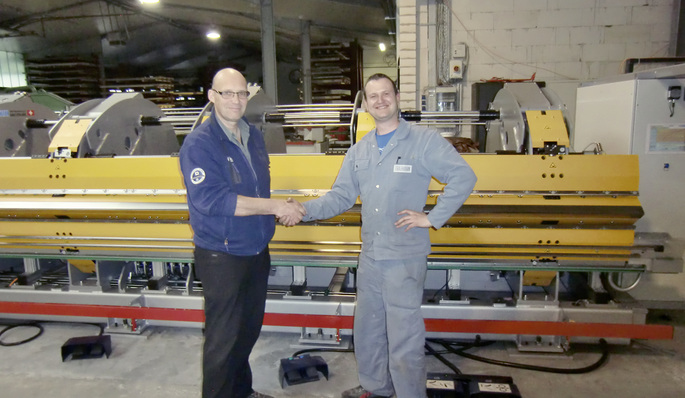 
Maschinenübergabe: GeschäftsführerMartin Ernst nimmt den neuen Thalmann-TD-Doppelbieger von Thalmann-Techniker Roman Wyss entgegen.



