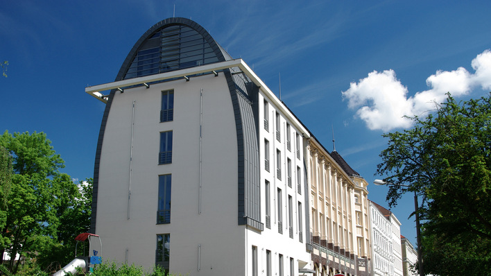 &nbsp;

Der Erweiterungsbau und die Bücherei mit Jugendstilfassade
