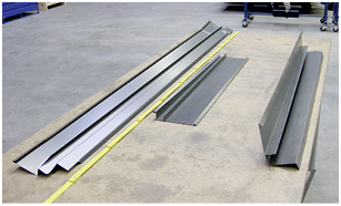 
13 Handabkantbänke von Hans Schröder Maschinenbau sind bei Oswald Meister im Einsatz – individuelle Modifikationen machen sie zu Stationen in einer Produktionslinie. Jede Maschine ist auf besondere Arbeitsschritte eingerichtet



