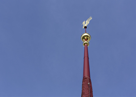 



In der Sonne strahlen der Hahn und die Knäufe frisch vergoldet um die Wette
