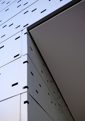 
Die Aluprofile sind inklusive Perforation um die Ecken gekantet und verlegt
