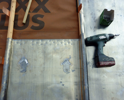 
Auf dem Satteldach werden die sichtbaren Auftriebshafte aus funktionalen Gründen auf jede Schar im Überdeckungsbereich aufgeschweißt
