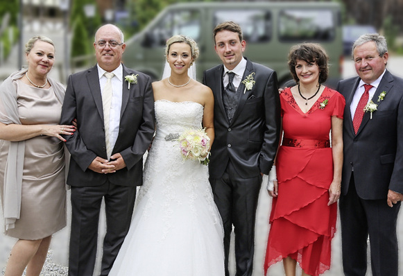 
Robert Smejkal, Michael Leib und Hubert Leib sind nur drei von den sechs Flaschner- beziehungsweise Spenglermeistern der Familie. Hier sind sie mit ihren reizenden Ehefrauen abgebildet



