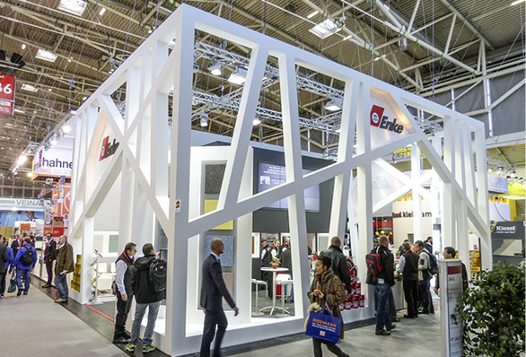 Perfekt in Szene gesetzte Materialmuster veranschaulichten neben vielfältigen Einsatzmöglichkeiten zahlreiche Varianten zur Oberflächengestaltung, etwa im Bereich der Balkonsanierung
