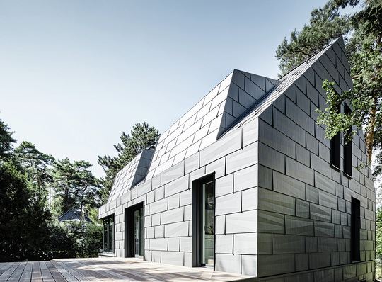 
Bekleidet wohnen dank einer vorbildlichen Aluminium-Gebäudehülle aus FX.12-Dach- und Fassadenpaneelen
