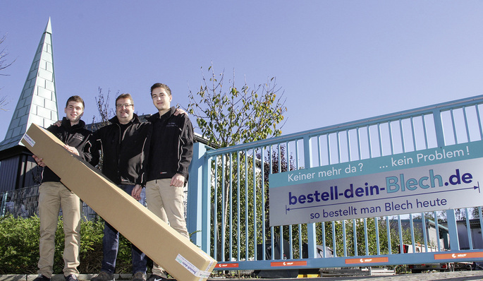 
Die Bestell-dein-Blech-Profis Christof Lay, Mathias Dörr und Dennis Dörr sind sich einig: Profilfertigung gehört in Klempnerhand!
