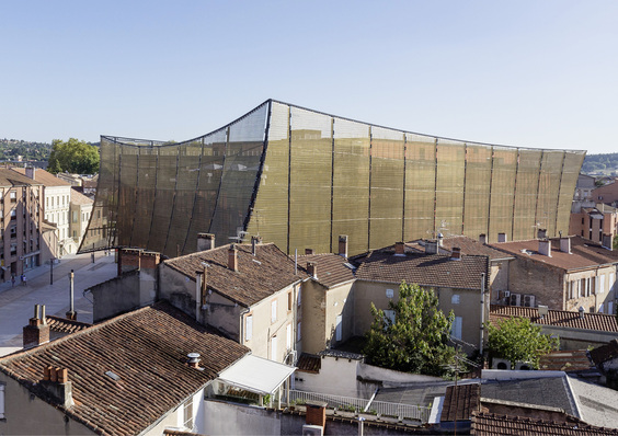 
Neues Wahrzeichen für Albi: die dreidimensionale Hülle des Grand Théâtre des Cordeliers aus goldfarben eloxiertem Aluminiumgewebe von GKD
