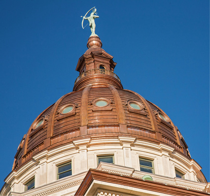 
Die Kupferbekleidung der gewaltigen Kuppel bildet einen erhabenen Kontrast zum weißen Kalksandstein



