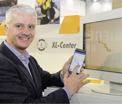 In Sekundenschnelle erstellt RAS-Geschäftsführer Willy Stahl ein Biegeprofil auf dem Smartphone-Display
