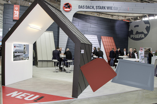 Die neue Dach- und Wandraute (l.) misst 44 x 44&nbsp;cm und die Prefa-Dachplatte R.16 (daneben) 70 x 42&nbsp;cm
