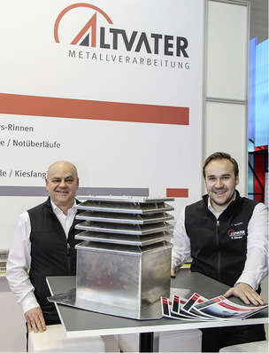 Dieter Barth und Simon Altvater präsentieren einen wärmegedämmten Lamellenlüfter
