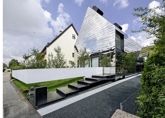 



Edelstahlfassade: Der Übergang zwischen Umgebung und Bauwerk scheint fließend
