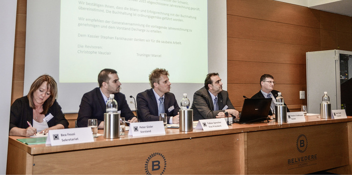 
Sekretärin Bea Feusi und die VDSS-Vorstands-mitglieder: Peter Gisler, Tobias Sprecher, Stephan Fankhauser und Präsident René Fasler 



