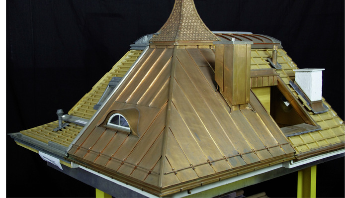 Alle Spenglerdetails, die man sich denken kann, im Maßstab 1:7,5 am Dachmodell von Erich Moser

&nbsp;
