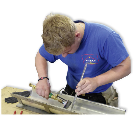 Ein Spengler-Lehrling erarbeitet sich die Lizenz zum Löten

&nbsp;
